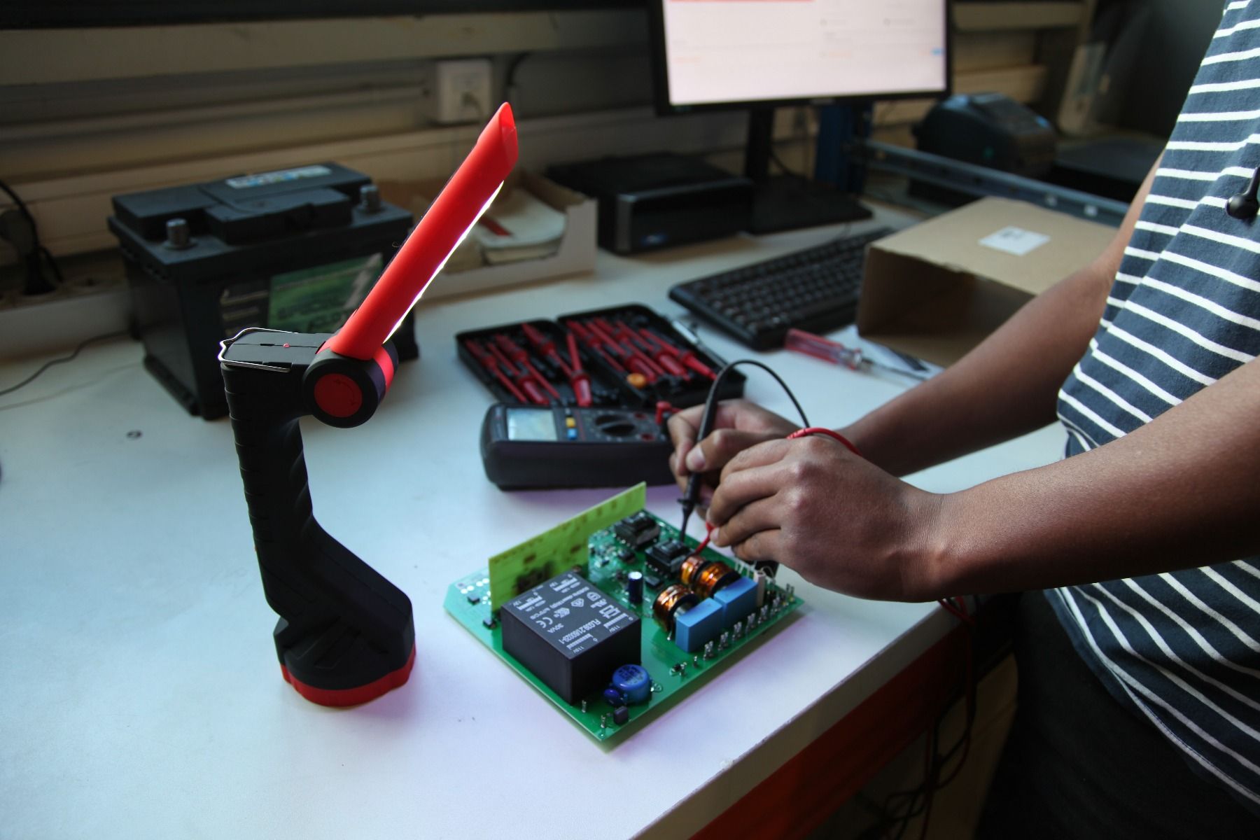 Lampe torche EXPLORER à LED solaire petit modèle